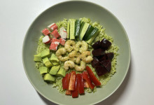 Poké bowl s medvedím cesnakom a krevetami: Krok 7