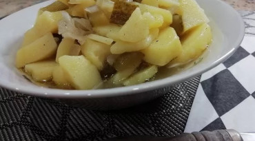 Cibuľovo zemiakový šalát