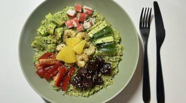 Poké bowl s medvedím cesnakom a krevetami: Hlavná fotka