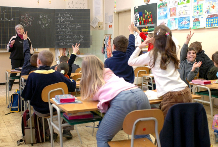 Na školách výrazne prevažujú ženy – učiteľky. Ukázal to európsky prieskum