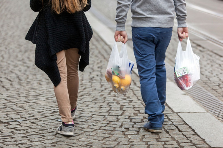 Europoslanci chcú menej igelitových tašiek