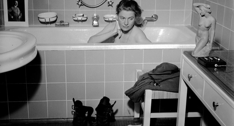 Albertina vystavuje fotografie Lee Millerovej, ktorá sa okúpala v Hitlerovej vani