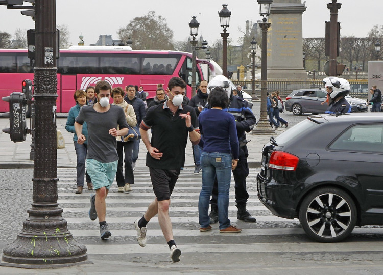V znečistenom Paríži funguje doprava na striedačku
