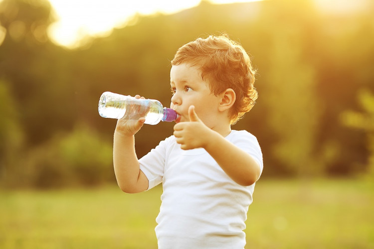 Pitný režim: V horúcich dňoch treba vypiť liter vody navyše