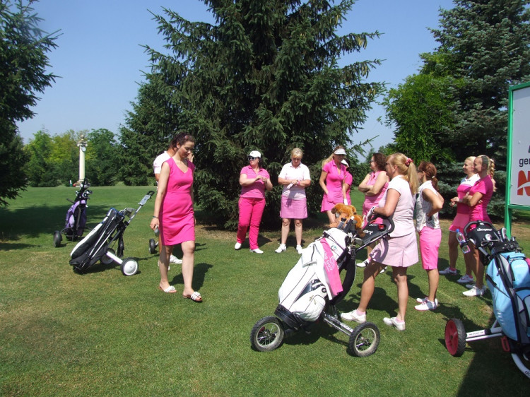 Na golfovom ihrisku hrali len ženy. V ružovom