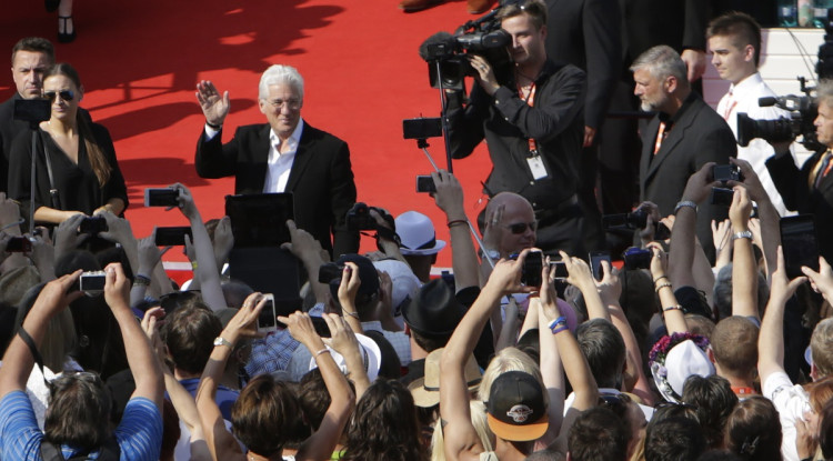 Richard Gere pokľakol pred Jiřím Bartoškom, festival v Karlových Varoch je otvorený