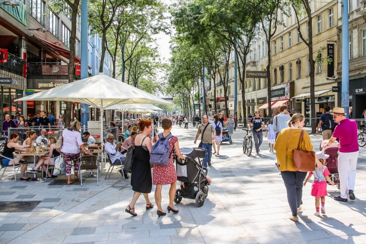 Na viedenskú Mariahilferstrasse už nesmú autá. Je z nej pešia zóna