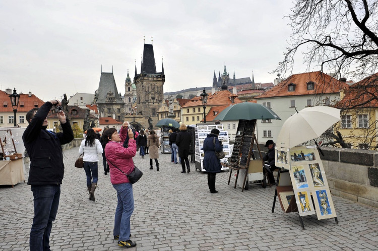 Prahu zaplavili čínski turisti. Prilákal ich romantický film