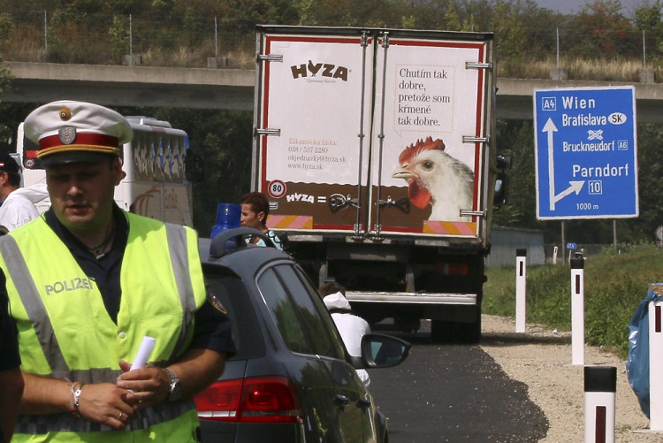 V chladiacom aute blízko slovenských hraníc sa zrejme udusilo 71 utečencov