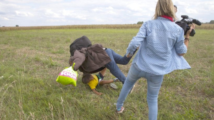 Kameramanku, ktorá kopala do migrantov, najvyšší súd oslobodil