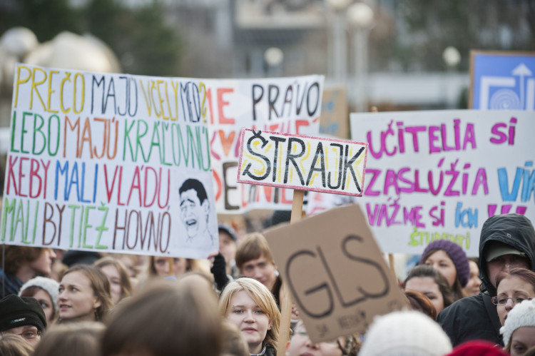 Učitelia vyšli do ulíc s dlhými nosmi