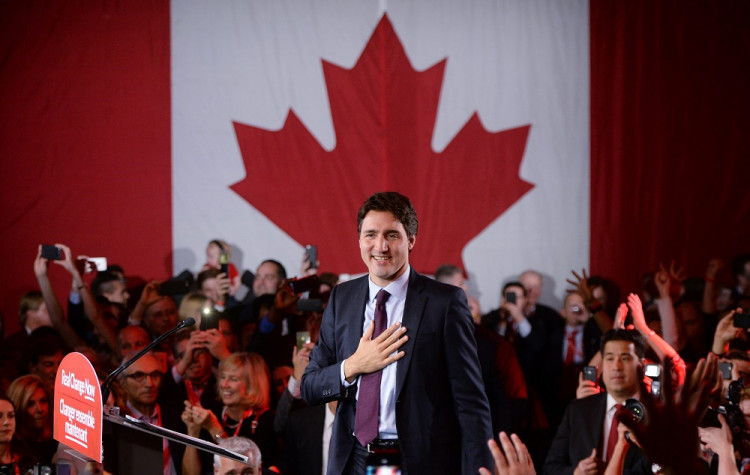 Kanada má prvú vládu, v ktorej sedí rovnaký počet žien a mužov