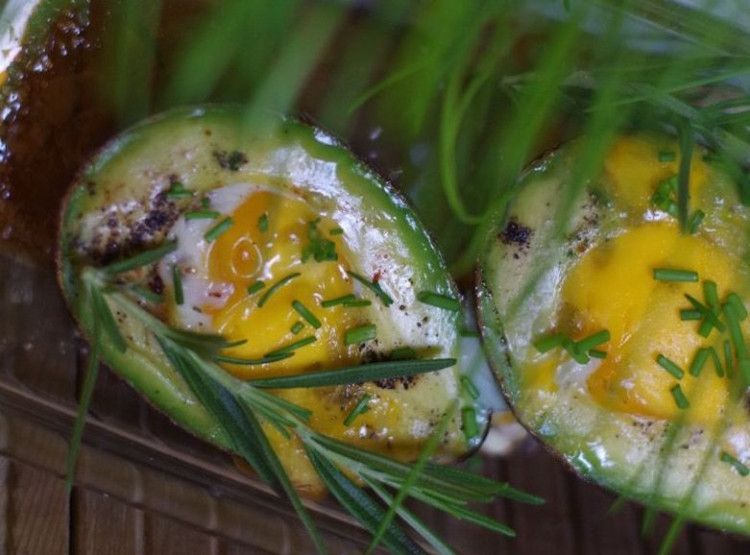 Výborné avokádo s vajcom, RECEPT na skvelé raňajky