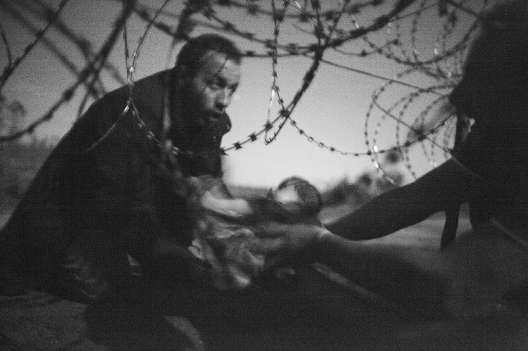 World Press Photo vyhrala čiernobiela fotografia utečenca s dojčaťom
