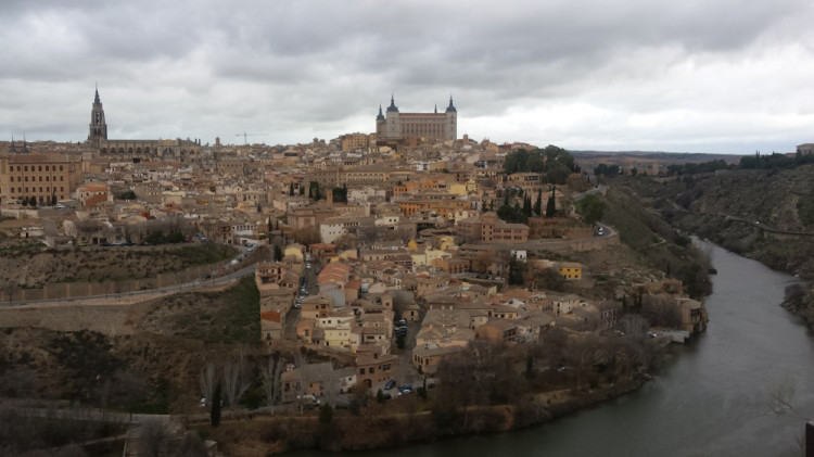 Španielske Toledo ma dostalo kamennými domčekmi, úzkymi uličkami a kvetináčmi