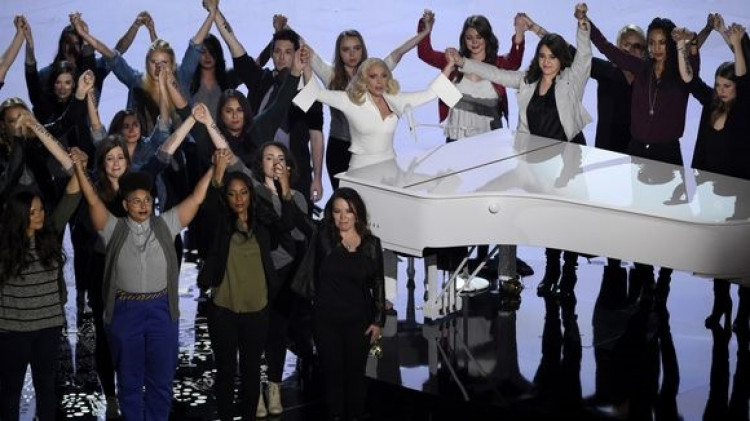 Lady Gaga priniesla na Oscarov obete sexuálneho násilia
