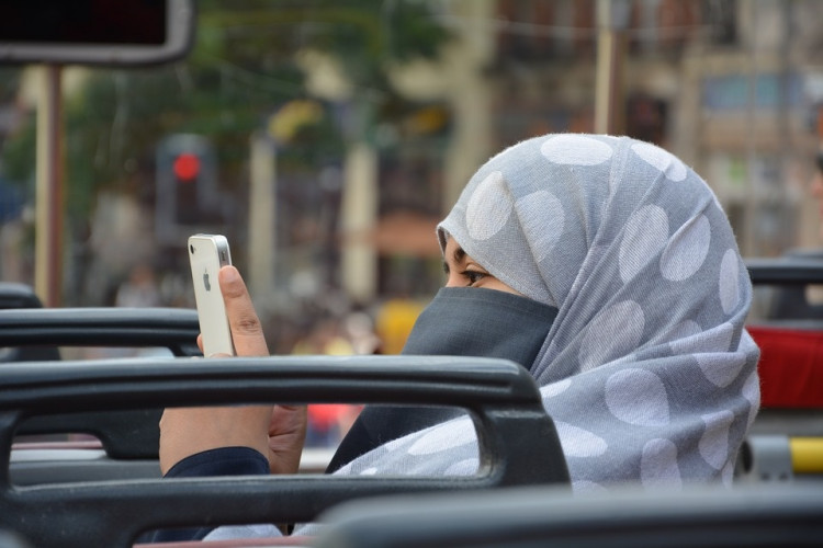 V Saudskej Arábii používajú aplikáciu Apple a Google na sledovanie žien