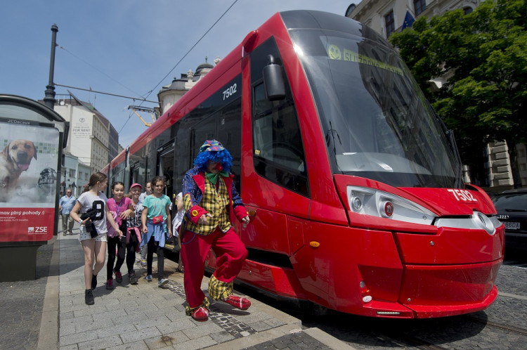 Nová električka a staré spôsoby