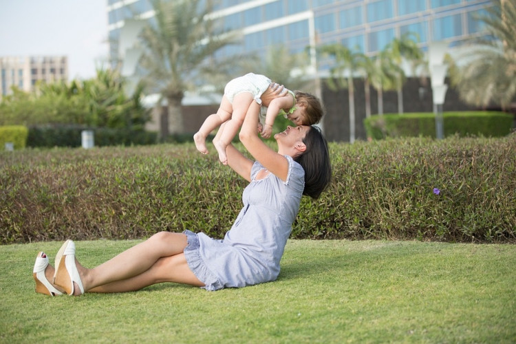 Rodičovstvo je prekážkou v kariére, zhodujú sa muži i ženy