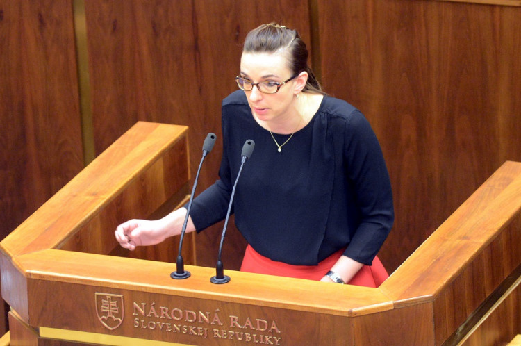 Poslankyňu Petrík nepustili na rokovanie parlamentu, lebo mala v šatke dcéru
