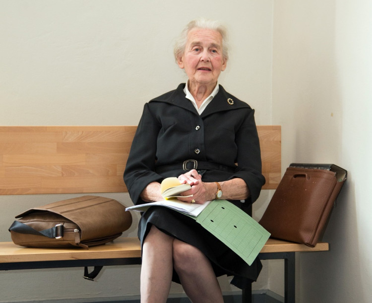 Má 87 rokov a za popieranie holokaustu dostala sedem mesiacov väzenia