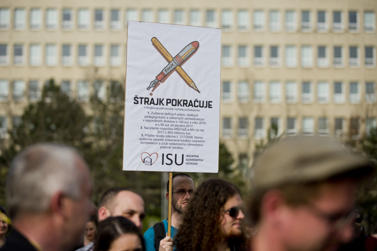 Učiteľky a učitelia stupňujú štrajk. Tento týždeň pridajú ďalšiu hodinu