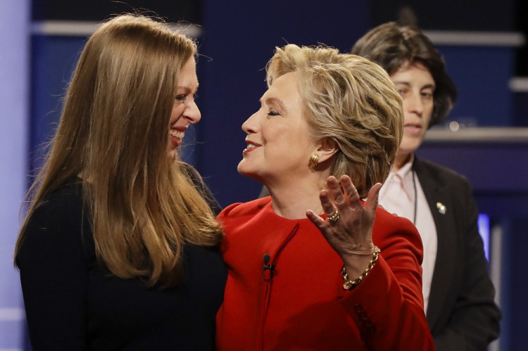 Clintonová píše s dcérou knihu o odvážnych ženách