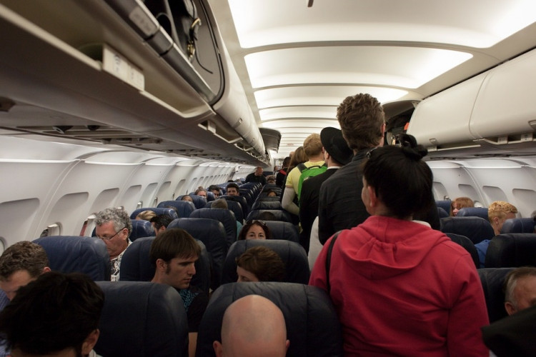Rúška na letiskách a v lietadlách už nebudú povinné