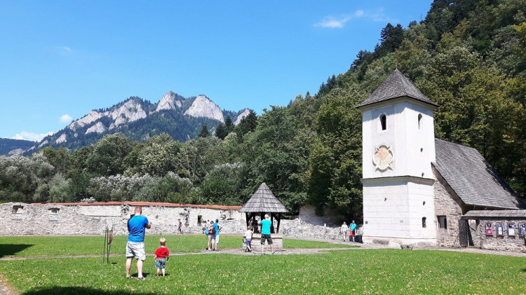 Pozrite si Červený kláštor so vzácnou históriou, ktorú komunisti skrývali