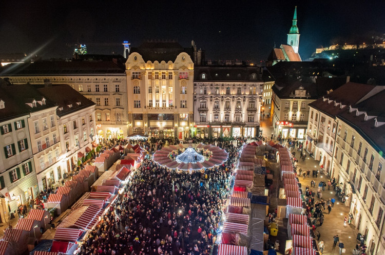 Vianočný stromček nádherne rozžiaril vianočné trhy v Bratislave