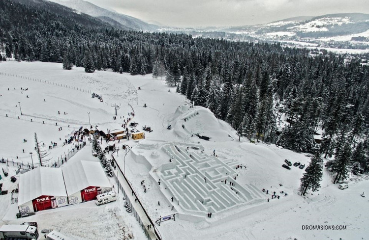 Najväčší labyrint zo snehu otvorili na poľskej strane Vysokých Tatier