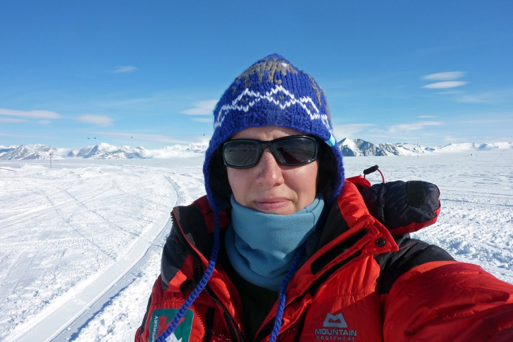 Felicity Astonová ako prvá žena sama pokorila Antarktídu za 59 dní