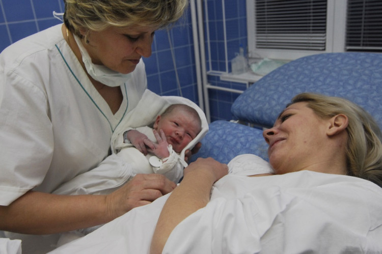 Na Slovensku sa porušujú práva žien pri pôrodoch, tvrdia mimovládne organizácie