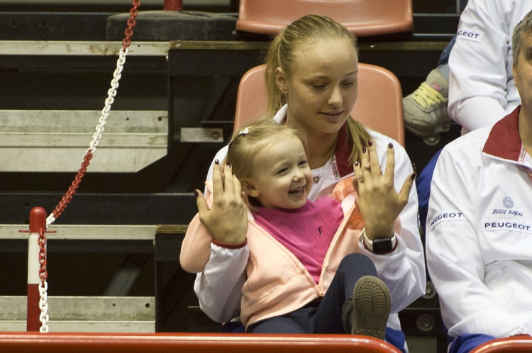 Sestra slávnej Rebeccy Šramkovej hrá doma tenis s naberačkou