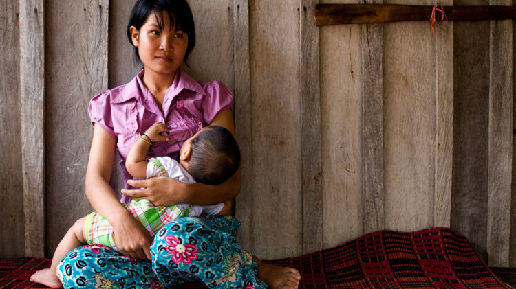 Kambodža zakázala obchod s materským mliekom, ženy sú proti