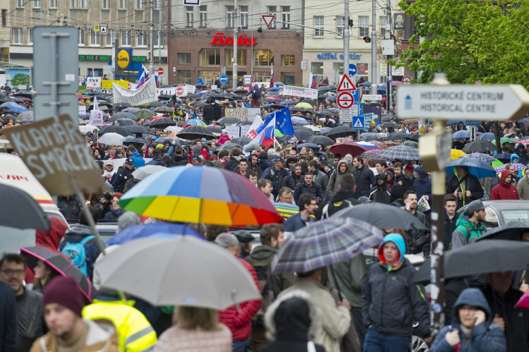 Na Veľký protikorupčný pochod prišlo viac ako 5 tisíc ľudí, zaplnili Námestie SNP