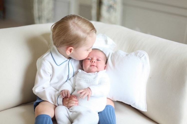 Najprv George, potom Charlotte a teraz... Briti oslavujú tretie dieťa Williama a Kate