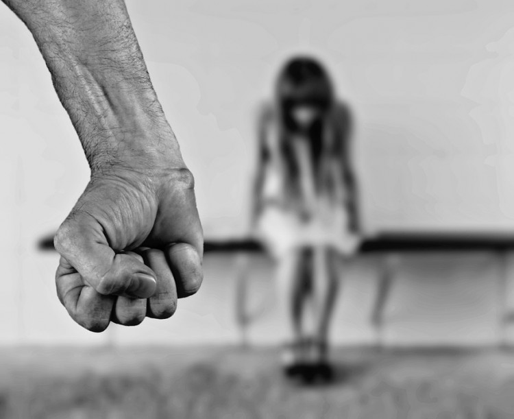 Dva roky znásilňoval nevlastnú dcéru, ona sa pokúsila o samovraždu, on dostal podmienku