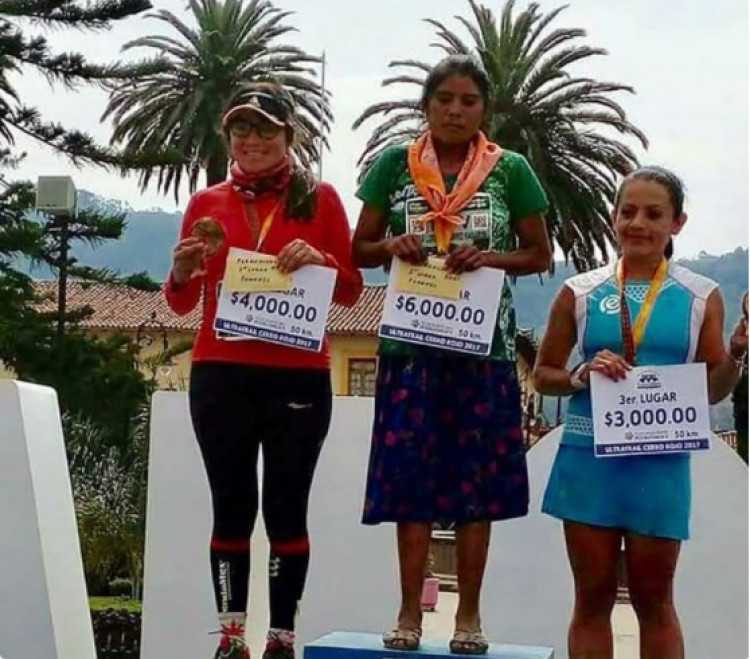 Mexičanka vyhrala ultramaratón v sukni a v recyklovaných sandáloch