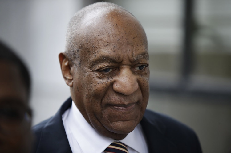 Komik Bill Cosby je pred súdom za sexuálne zneužitie. Vypovedať odmieta