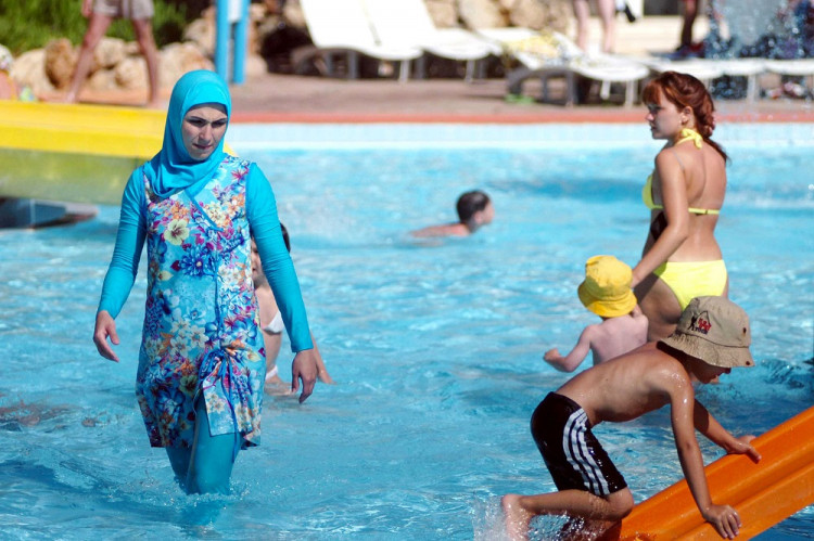 Pražský aquapark kritizujú, zastal sa žien v burkinách