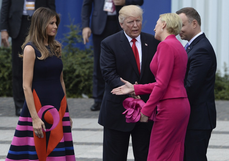 Ako Trumpovi prvá dáma Poľska ruku nepodala