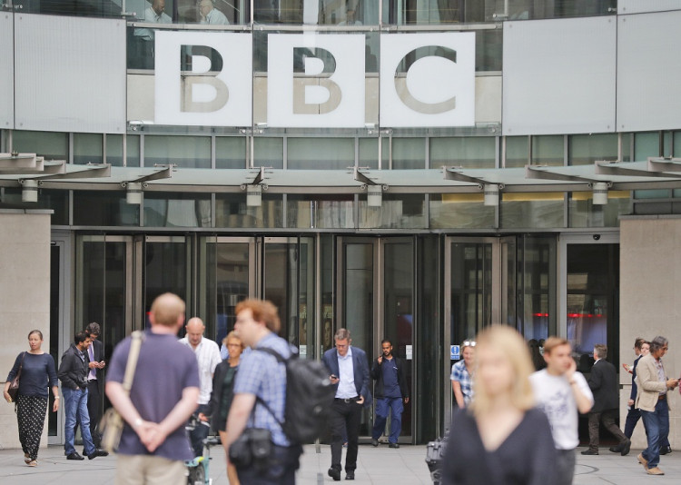 Štyria z najlepšie platených novinárov BBC súhlasili so znížením platu
