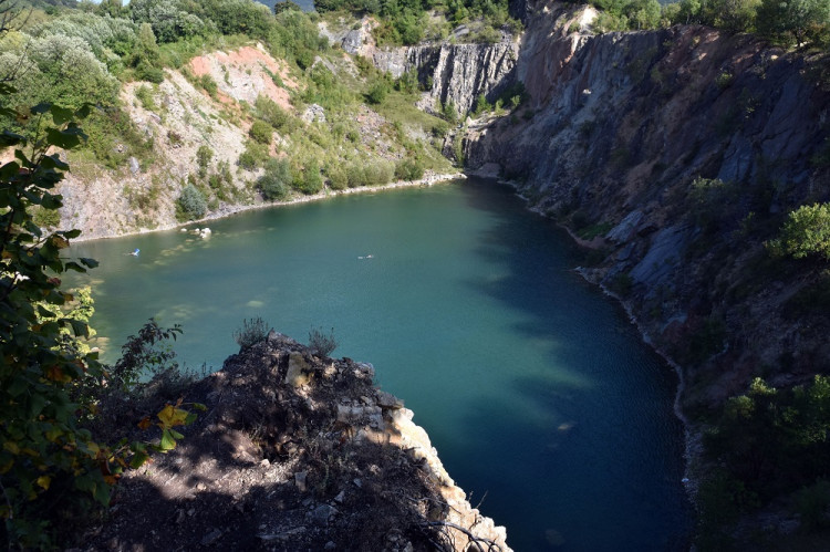 Objavte prírodné jazero na Slovensku, ktoré pripomína Plitvické jazerá