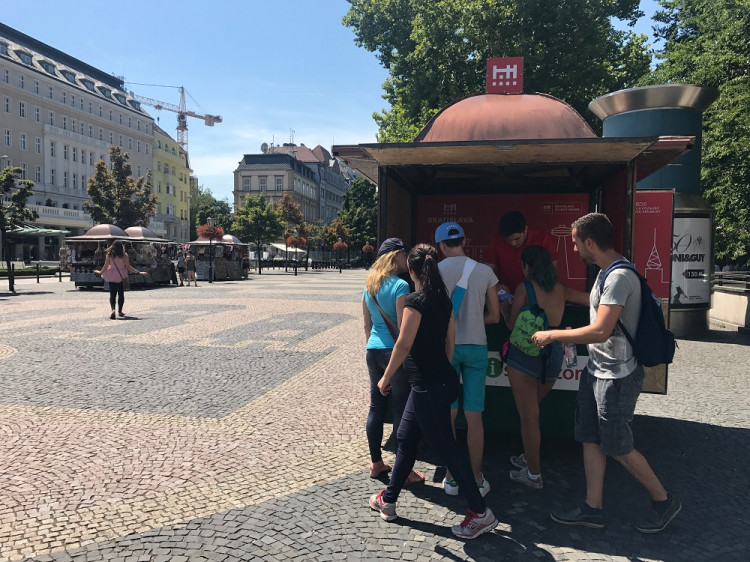 Bratislava osloví turistov v novom stánku v deviatich jazykoch