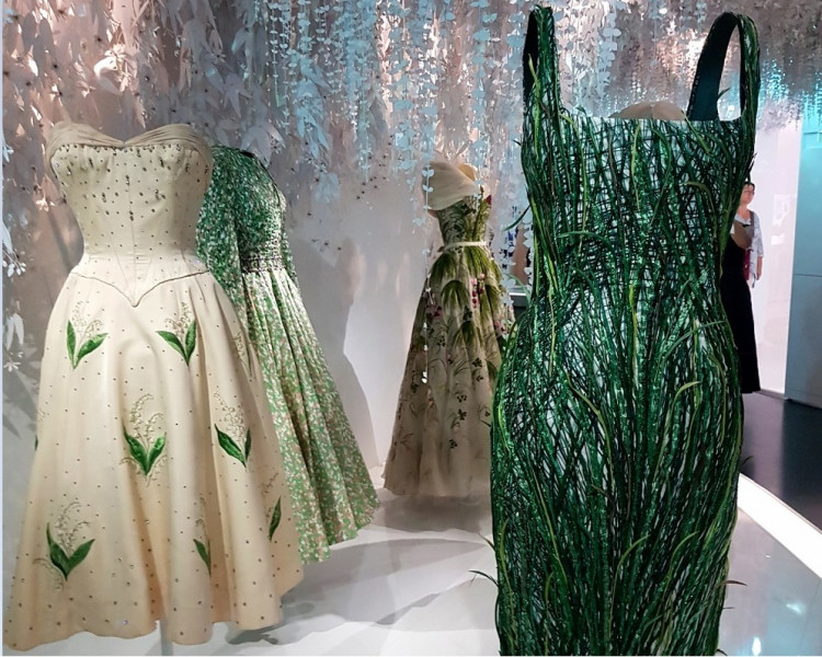 O výstavu Christian Dior, tvorca sna, je v Paríži veľký záujem