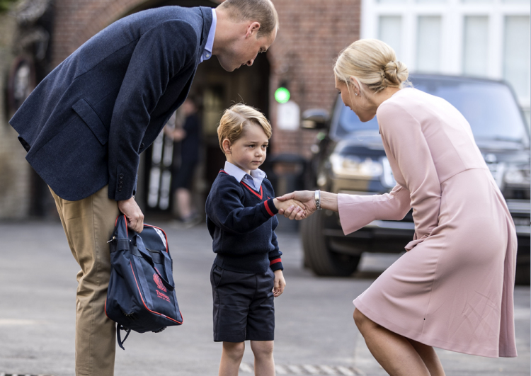 Princ George šiel dnes prvý raz do školy, odprevadil ho otec
