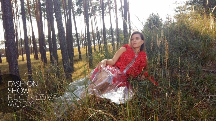 Fashion show recyklovanej módy v znamení plastov a ženskej elegancie