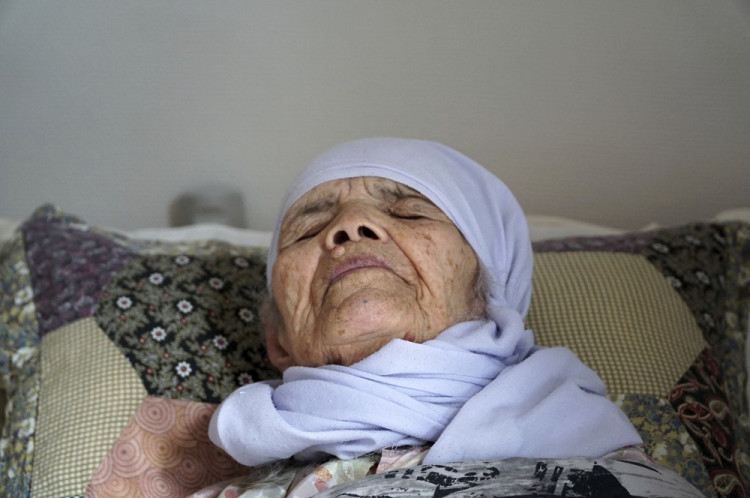 Súd udelil dočasný azyl 106-ročnej žene, ktorá ušla so synom a vnukom z Afganistanu