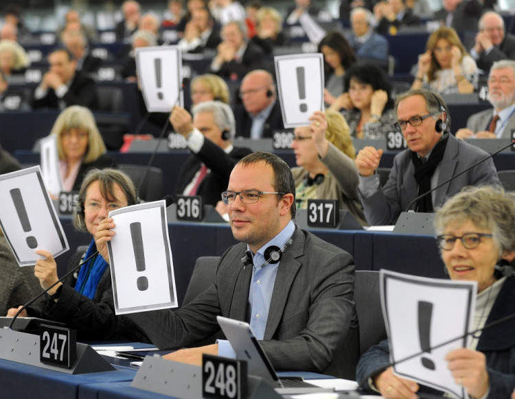 Europoslanci obchytkávajú a prenasledujú ženy na pôde europarlamentu